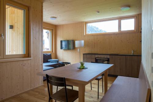 施科佩尔瑙Bergreich Appartement 1的厨房以及带桌椅的用餐室。