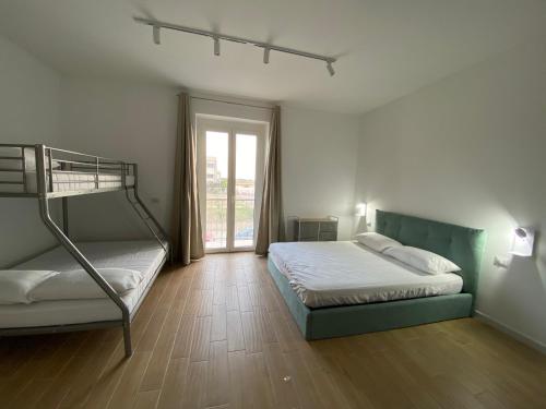 玛格丽塔萨沃亚G’S HOME的一间卧室设有两张双层床和一扇窗户。