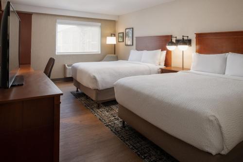 贝灵厄姆贝灵厄姆福朋喜来登酒店及会议中心的酒店客房设有两张床和一台平面电视。