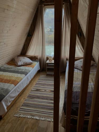 拉希夫VIP-Domyk的带窗户的客房内的两张床