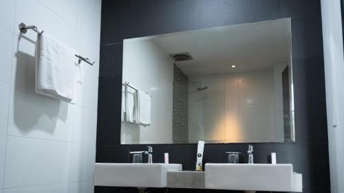 太平比弗利酒店的一间带两个盥洗盆和大镜子的浴室