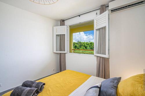 勒拉芒坦Navira - Appartement le Pavillon的一间卧室设有一张床和一个窗口