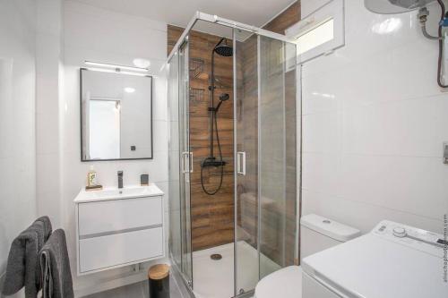 勒拉芒坦Navira - Appartement le Pavillon的带淋浴、卫生间和盥洗盆的浴室