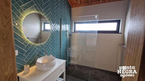 AltaresPhotography House的一间带水槽和镜子的浴室