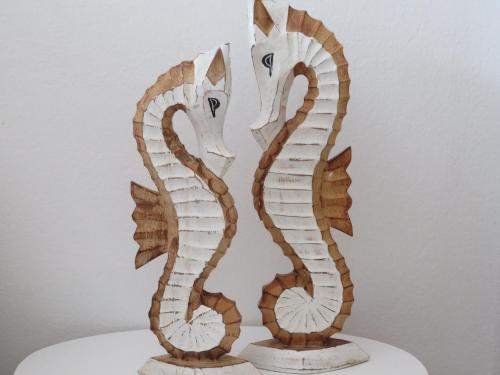 科蒂略Cotillo Star by NicoleT的一张桌子上两个海马的木雕