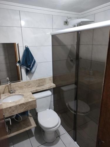 圣若泽杜斯皮尼艾斯Casa Térrea Oliveira inteira的浴室配有卫生间、淋浴和盥洗盆。