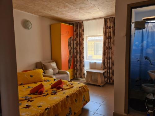 多亚马伊Casa Raul 2 Mai的一间带黄色床的卧室和一间浴室