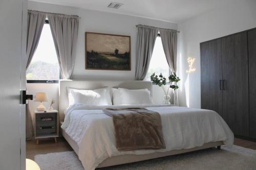洛杉矶Brand NEW Luxury 2bd Townhouse Pet-Friendly FREE Parking的卧室设有一张带窗户的白色大床