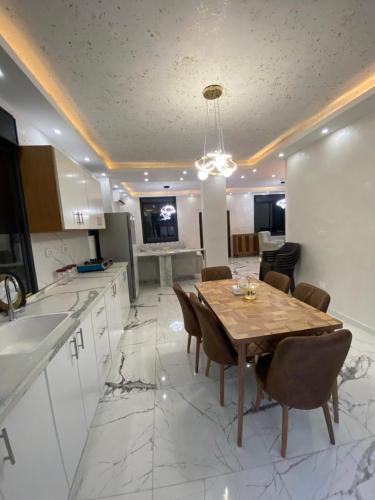 杰里科villa star的一间带桌椅的厨房和一间用餐室