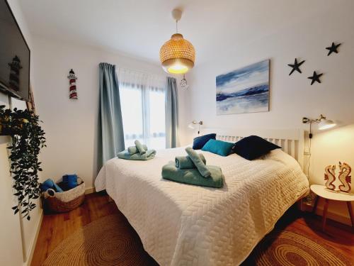 科蒂略Cotillo Star by NicoleT的一间卧室配有一张床,上面有两条毛巾
