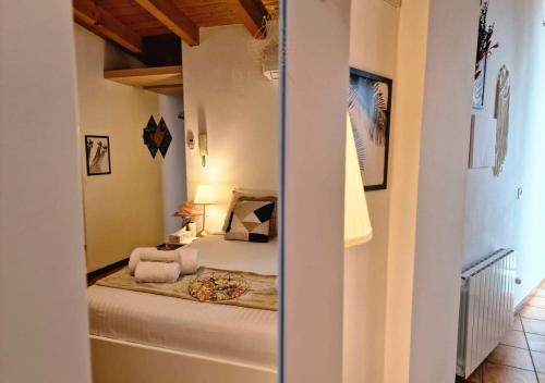 米兰Regina Milano in Porta Romana 1的一间设有一张床铺的卧室,位于一个带镜子的房间