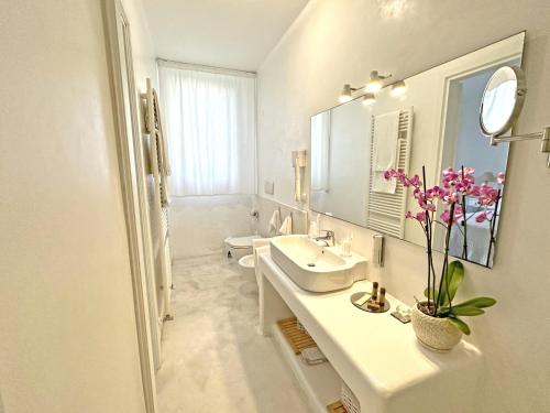 切萨雷奥港阿达吉奥萨伦蒂诺住宿加早餐旅馆的白色的浴室设有两个盥洗盆和镜子