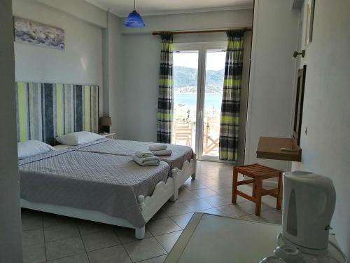 埃费奥纳斯Vrachos Pension的一间卧室配有一张床,享有海景