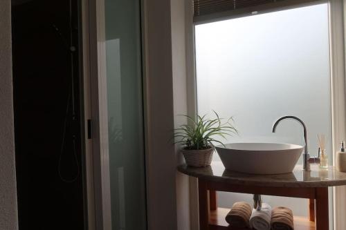 科巴里德Holiday home Dreams的一间带碗水槽和窗户的浴室
