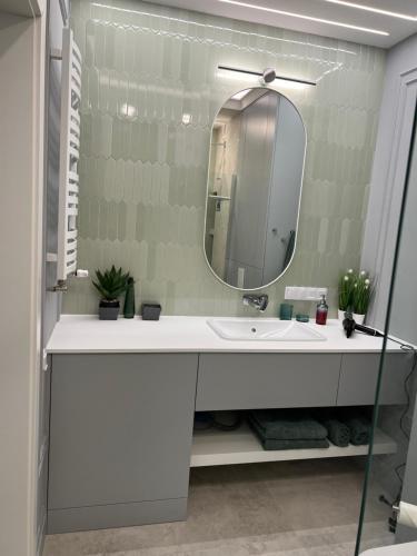 吉日茨科"Przystań u nas" Apartament Stranda B的浴室设有白色水槽和镜子