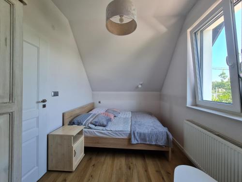斯图托沃MiLeśnik- domek całoroczny的一间小卧室,配有床和窗户