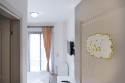 切什梅希力克布蒂科酒店的卧室门上带有标志的房间