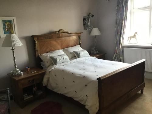 雷克瑟姆Plas Bostock Farm的一间卧室配有一张大床和木制床头板