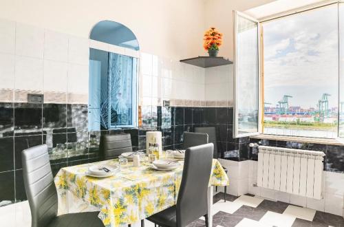 热那亚casa vacanza Laura的一间带桌椅和窗户的用餐室