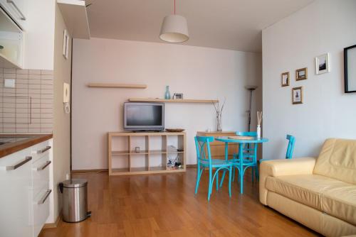 布拉格Apartment Tereza的客厅配有桌子和沙发