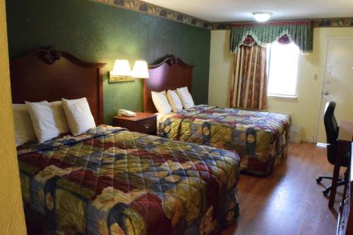 奥德萨Delux Inn的酒店客房设有两张床和窗户。