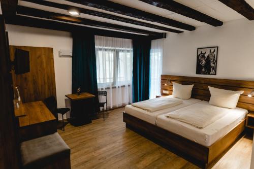 贡岑豪森瑞特尔豪夫-奥特姆尔斯酒店的一间卧室配有一张床和一张书桌