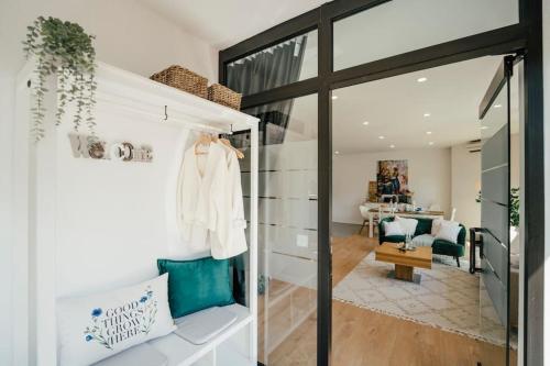 Appartio-80qm-ländlich-luxuriös的带滑动玻璃门的房间和客厅