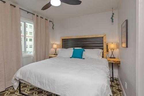 安克雷奇Highliner Hotel - King Rooms with City & Park Views的卧室配有一张白色大床和两盏灯。