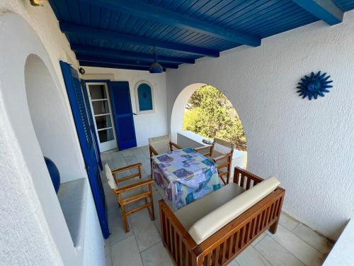 纳克索乔拉pirgaki seaside house的庭院里配有桌椅的房间