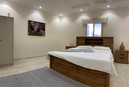 麦加2 Bedrooms Apartment in Makkah的一间卧室配有一张带白色床单的大床