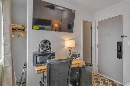 安克雷奇Highliner Hotel - Queen Suites的客房设有一张桌子、一台电脑和一把椅子