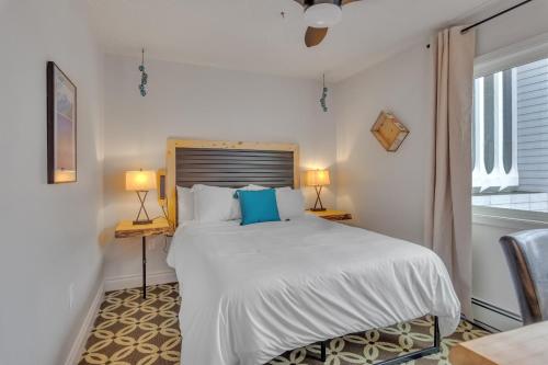 安克雷奇Highliner Hotel - Queen Suites的白色卧室配有一张大床和两盏灯。