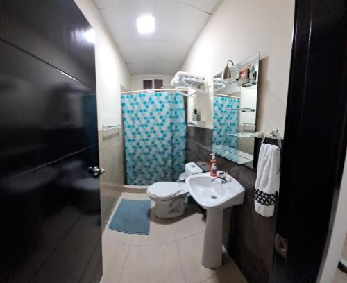 曼塔Casa Vacacional en Conjunto Privado的一间带水槽、卫生间和淋浴的浴室