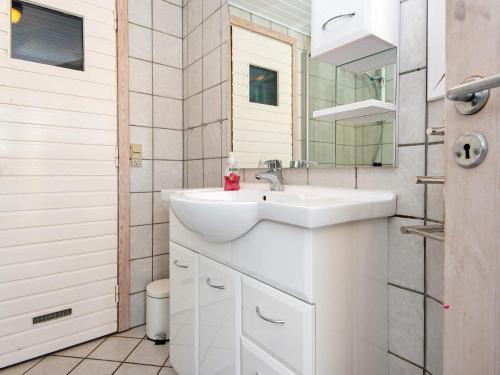 海耶斯Holiday home Hejls LVI的一间带水槽和镜子的浴室
