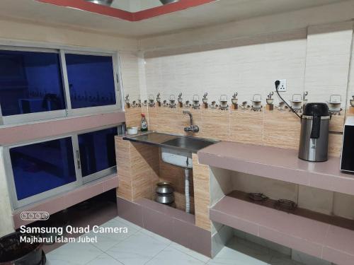 巴纳内拉斯Sunapur Mini Resort Sylhet的厨房配有水槽和台面
