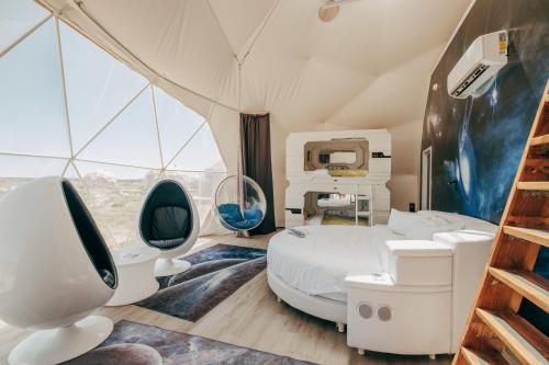 瓦莱Clear Sky Resorts - Grand Canyon - Unique Sky Domes的一间卧室配有一张床,帐篷内配有两把椅子