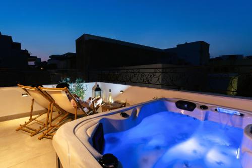 罗德镇Mosaic Luxury Home的建筑物屋顶上的热水浴池