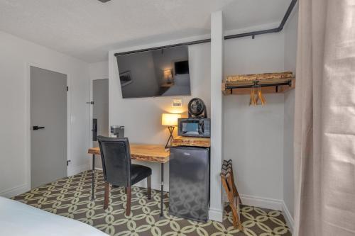 安克雷奇Highliner Hotel- King Suite 312 with City View Hotel Room的小客房配有书桌和微波炉。
