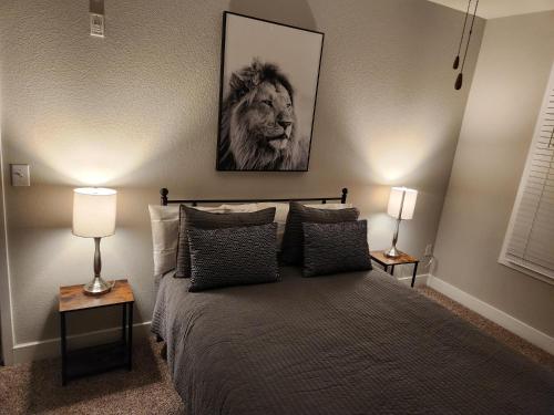 沃思堡Fort Worth 2 bedroom Loft Downtown的卧室配有一张带狮子照片的床铺。