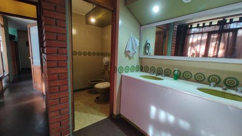 门多萨OlasHostel的浴室设有2个水槽和镜子
