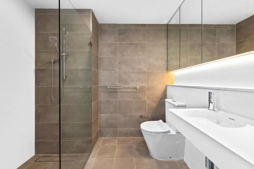 悉尼Arthur's Hotel Bondi Junction的带淋浴、卫生间和盥洗盆的浴室