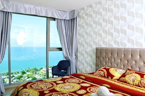 乔木提恩海滩LuxSL Luxury Style of Life 6的一间卧室设有一张床和一个大窗户