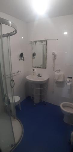 里瓦德塞利亚Hotel Rural La Curva Ribadesella的白色的浴室设有水槽和卫生间。