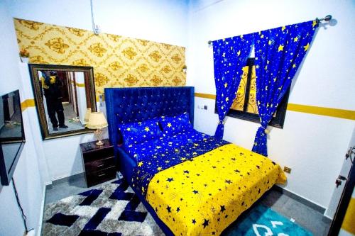 杜阿拉Appartement meublé的一间卧室配有蓝色床和蓝色天蓬