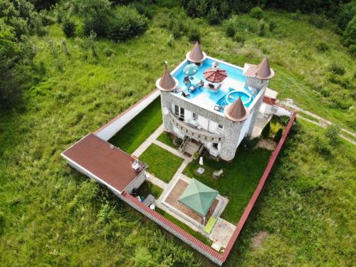 Shtarkelovo GnezdoКъща за гости Замък Никола的享有带游泳池的房屋的空中景致