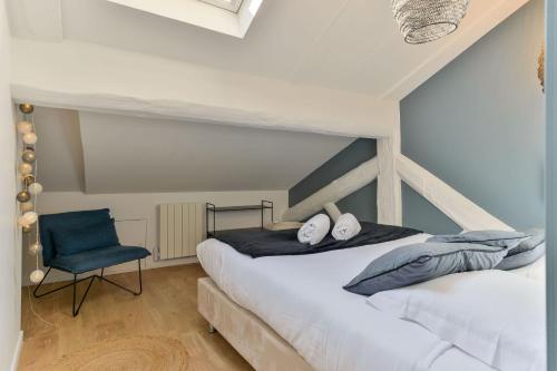 里昂Les jardins du Gourguillon的一间卧室配有一张床和一张蓝色椅子