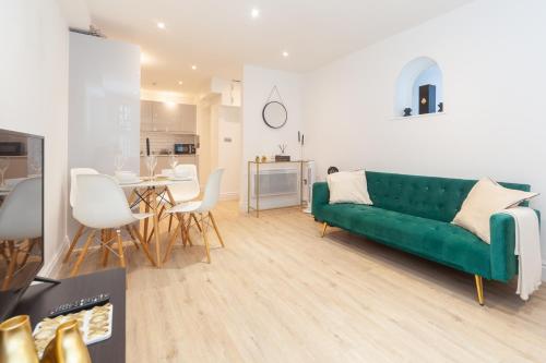 伦敦Kensington luxury flat with patio的客厅配有绿色沙发和桌子
