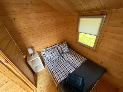 扎托尔Relax domki Zator的小木屋内一间卧室的顶部景色
