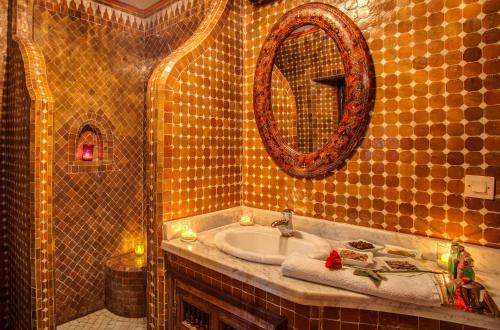 非斯里亚德拉梅森韦尔特酒店的一间带水槽和镜子的浴室