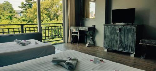 苏梅岛JALMIN Hotel Samui的客房设有两张床、一台电视和一个阳台。